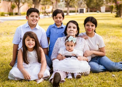Sra. Griselda acompañada de sus nietos: Samantha, Íker, Alejandro, Ximena y Victoria.