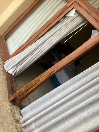 El potente Otis destrozó el ventanal de mi cuarto, derribó lámparas, instalaciones eléctricas, mobiliario de madera e hizo temblar el baño en el que me refugié.