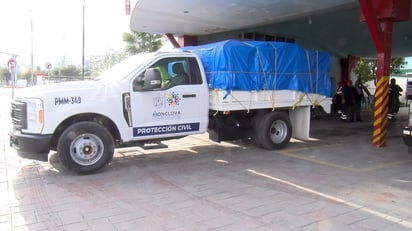 Dos elementos de Bomberos y Protección Civil de Monclova trasladan el cargamento a las costas del sureste mexicano.