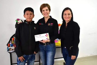 Selina Bremer de Cepeda, presidenta honoraria del DIF Torreón, y Marlene Martínez Valdés, directora general del organismo, entregaron reconocimientos y premios en efectivo.