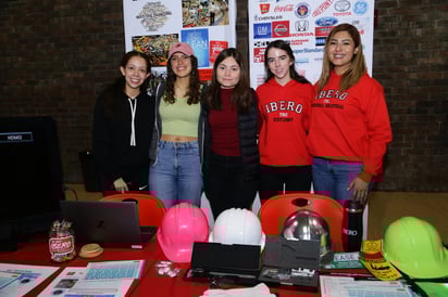  María José, Maricris, Ana Lucía, Cristy y Mayra, informaron sobre Ingeniería Industrial.
