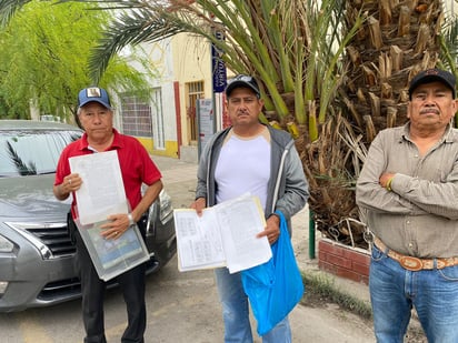 A modo de protesta, ejidatarios de La Perla, en Torreón, denuncian invasión de tierras. 