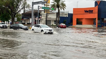 El bulevar Independencia registró inundaciones en diferentes cruceros. (FOTOS: FERNANDO COMPEÁN)