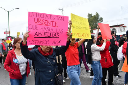 Estudiantes y padres de familia protestaron ante presuntos casos de acoso sexual, hostigamiento y abusos de poder en Facsa de la UJED. (FERNANDO COMPEÁN)