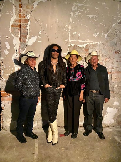 El encuentro entre cardencheros y el cantante se dio el año pasado en Chihuahua. (CORTESÍA)