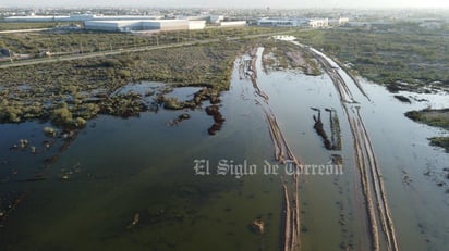 Aguas malolientes son vecinas de las empresas del Parque Industrial Oriente de Torreón. (FOTOS: VERÓNICA RIVERA)