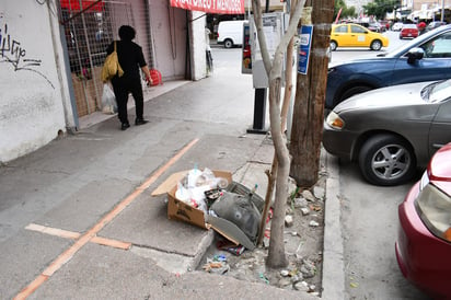 Desechos son depositados en las calles ante la insuficiente presencia de contenedores. (FERNANDO COMPEÁN / EL SIGLO DE TORREÓN)