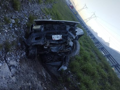 El vehículo terminó en un drenaje pluvial. (EL SIGLO COAHUILA)