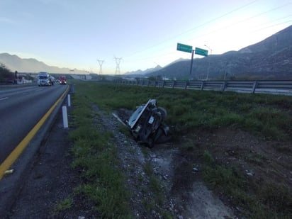 Con ayuda de una grúa fue trasladada la unidad al corralón. (EL SIGLO COAHUILA)