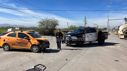 Tras el accidente en la carretera Torreón-La Partida, un motociclista terminó con una fractura expuesta.