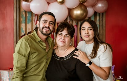 María Elena Martínez Aguado disfrutando de la fiesta sorpresa organizada por Elva Elena y Eduardo.