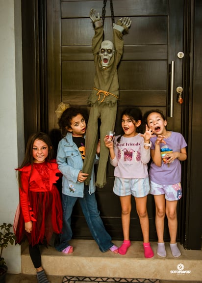 Fernanda acompañada de sus amigas.