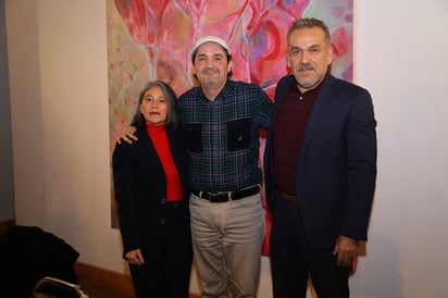 Mariana Ramírez, el autor del libro Miguel Báez Durán y Jaime Muñoz Vargas (EL SIGLO DE TORREÓN/ENRIQUE CASTRUITA)
