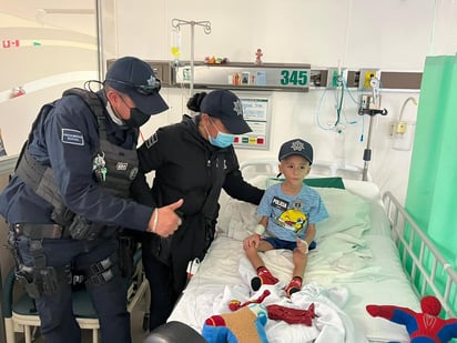 Los policías acudieron al llamado que realizó la madre del pequeño de cinco años de edad. (EL SIGLO DE TORREÓN)