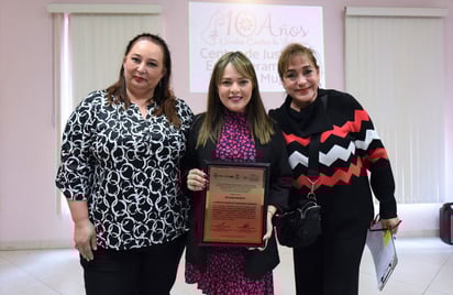 Natalia Fernández Martínez, secretaria del Ayuntamiento de Torreón, recibió el reconocimiento por su labor como coordinadora en el CJEM en sus inicios.