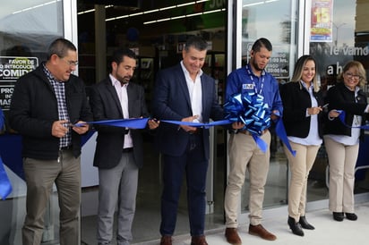 Momento en que se realizó el corte de listón en la ceremonia de inauguración de la sucursal Nazas, de Tiendas Full (EL SIGLO DE TORREÓN / ENRIQUE CASTRUITA)