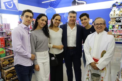 Rudi, Paulina, Nucy, Rodolfo, Bernie y Pbro. Gerardo (EL SIGLO DE TORREÓN / ENRIQUE CASTRUITA)