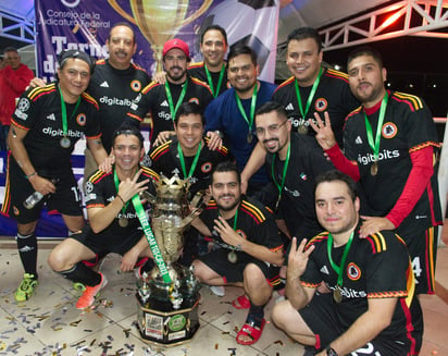 El pasado viernes por la noche el equipo de 'Los Colegiados' del Lic. Landeros, se consagró como bicampeón del torneo de futbol organizado por PJF.