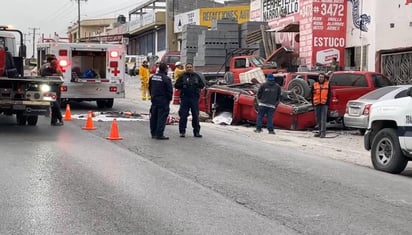 Fue al transitar sobre la Calzada Narro con dirección al norte, cuando al arribar a la altura de su cruce con el bulevar Enrique Martínez y Martínez, en la colonia Ricardo Flores Magón, perdió el control del volante y brincó el camellón central.