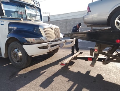 En la unidad del transporte público, el golpe del lado izquierdo frontal ocasionó el desprendimiento de la defensa.