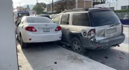 Uno de los vehículos impactó una camioneta que se encontraba estacionada. (EL SIGLO COAHUILA)