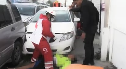 Quienes presenciaron el accidente de inmediato corrieron a auxiliar a las mujeres. (EL SIGLO COAHUILA)