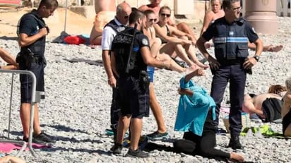 En una playa de Francia en 2016, agentes policíacos
armados obligaron a una mujer a quitarse su burkini. Imágenes: Archivo