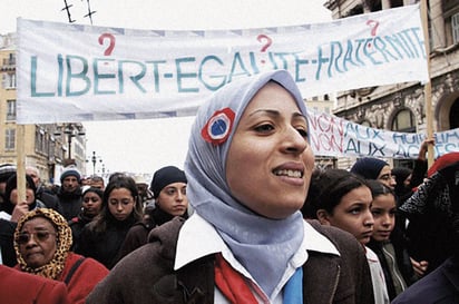 Jóvenes musulmanas se manifiestan contra la prohibición del hiyab en las escuelas públicas francesas. Marsella,
Francia, 17 de enero de 2004. Imagen: EFE/ Eric Tschaen