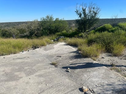 En el lugar también se encontraron llantas y bolsas de hule entre otros objetos, que se presume fueron utilizadas para tratar de ocultar el cuerpo. (EL SIGLO COAHUILA)