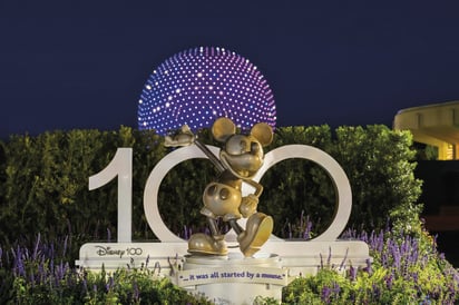 Escultura de platino de Mickey Mouse instalada con ocasión de los 100 años de Disney en la entrada del Walt
Disney World Resort en Lake Buena Vista, Florida. Imagen: EFE/ Amy Smith
