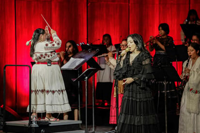 Entre la fiesta de canciones clásicas de Mon Laferte, está se detuvo para interpretar lo que describió un himno del movimiento feminista, Canción sin miedo, pero sin la compositora de la canción, Vivir Quintana, en el escenario.