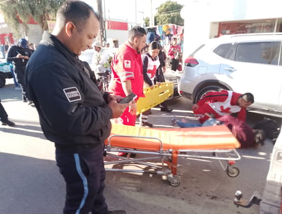 Los paramédicos de la Cruz Roja de Gómez Palacio realizaron el traslado de la mujer hacia las instalaciones de la benemérita institución. (EL SIGLO DE TORREÓN)