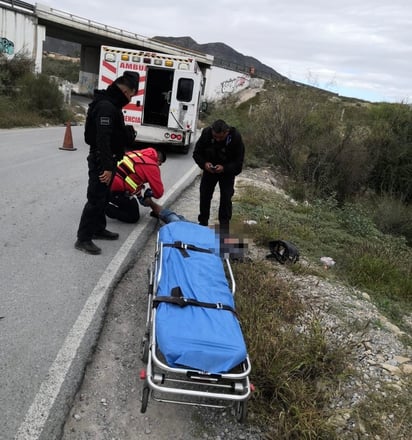 El motociclista terminó con varias lesiones en el terreno debido al impacto entre ambos vehículos. (EL SIGLO COAHUILA)