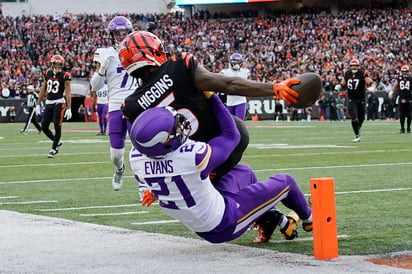 Tee Higgins, receptor de los Bengals de Cincinnati, anota frente a Akayleb Evans, cornerback de los Vikings de Minnesota, el sábado 16 de diciembre de 2023 (AP Foto/Carolyn Kaster)


