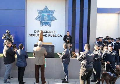 La obra, realizada por el escultor Alejandro Baruch, se encuentra frente de la fachada de la Policía Preventiva Municipal, en Periférico Echeverría y bulevar Pérez Treviño, y muestra a Sky, una perrita Golden Retriever que formó parte activa del K9, asignada a la dirección de Proximidad Social y Prevención del Delito y que desde 2018 inició su labor.