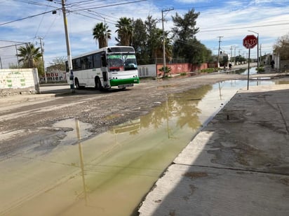 Una de las vialidades más afectadas es la calle De Los Peltres, afuera de la escuela primaria Víctor García Carreño.