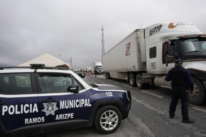 Elementos de la policía municipal instalaron filtros de seguridad en las carreteras. (CORTESÍA)