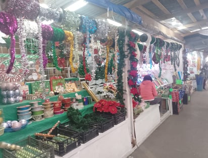Se ofrecen desde figuras del nacimiento hechas a base de cerámica, así como el tradicional portal realizado con madera en sus diferentes tamaños. (EL SIGLO DE TORREÓN)