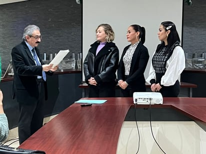 Juan S. Morales dio la bienvendida a la asociación a María
Mercedes Romo, Nadia Enevi Aguilera y Margarita Alvarado.