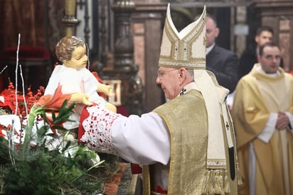 El arzobispo de Cracovia, Marek Jędraszewski, encabeza la misa de medianoche en la Catedral de Wawel en Cracovia, al sur de Polonia, durante la noche del 24 al 25 de diciembre de 2023. Después de la cena de Navidad, las personas asisten a la misa de medianoche para celebrar solemnemente el nacimiento de Jesucristo. (LUKASZ GAGULSKI / EFE)