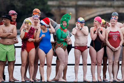 La carrera matutina de Navidad del Serpentine Swimming Club se nada en un recorrido de 100 yardas (91.4 metros) por la Copa Peter Pan y se considera la carrera más antigua continuamente nadada en el mundo. (TOLGA AKMEN / EFE)