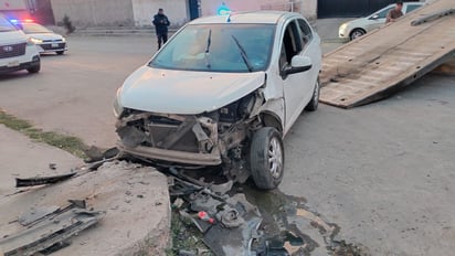 En el accidente participaron el conductor de un auto de la marca Chevrolet Beat 2018 en color blanco, quien dejó la unidad abandonada tras huir del lugar; así como Alan Daniel, de 23 años de edad, conductor de un vehículo de la marca Dodge línea Attitud en color gris modelo 2017.