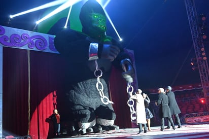 Tecnología. Robots que se transforman y un gorila gigante forman parte del espectáculos.