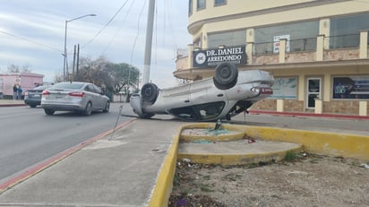 Se presume que el conductor iba a exceso de velocidad. (Foto: RENÉ ARELLANO / EL SIGLO COAHUILA)