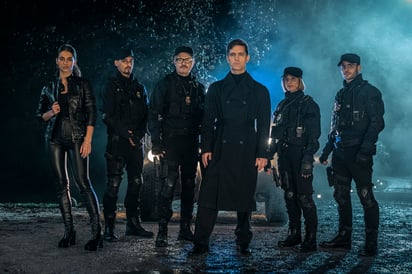  Los actores Begoña Vargas, como Cameron; Joel Sánchez, en el papel de Bruce; Tristán Ulloa como Damián; Pedro Alonso, en el papel de Berlín; Michelle Jenner como Keila y Julio Peña en el papel de Roi, durante una escena del episodio 1 de la serie de Netflix 'Berlín'. EFE/ Tamara Arranz/Netflix 