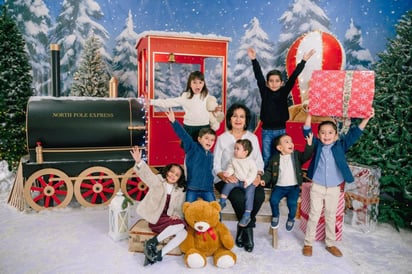 Sra. Cristina feliz en compañía de sus nietos Luisa, Jorge, María Regina, Ernesto, Franco, Bernardo y Sebastián (CORTESÍA)