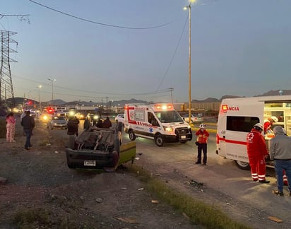 Los tres ocupantes sobrevivientes de la volcadura, fueron trasladados en código verde y amarillo a la Clínica 2 del IMSS ubicada en Saltillo. (EL SIGLO COAHUILA)