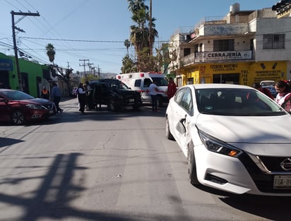 Los vehículos se retiraron del lugar con apoyo de una grúa. (EL SIGLO DE TORREÓN)