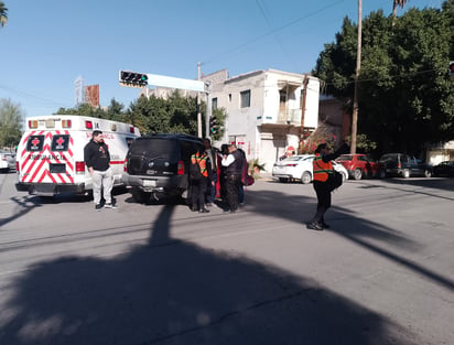 Al lugar arribaron paramédicos de la Cruz Roja. (EL SIGLO DE TORREÓN)