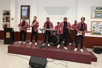 Tras partir la rosca, el grupo tocó sus éxitos en El Sonidero Lagunero de El Siglo de Torreón (EL SIGLO DE TORREÓN/RAMÓN SOTOMAYOR)